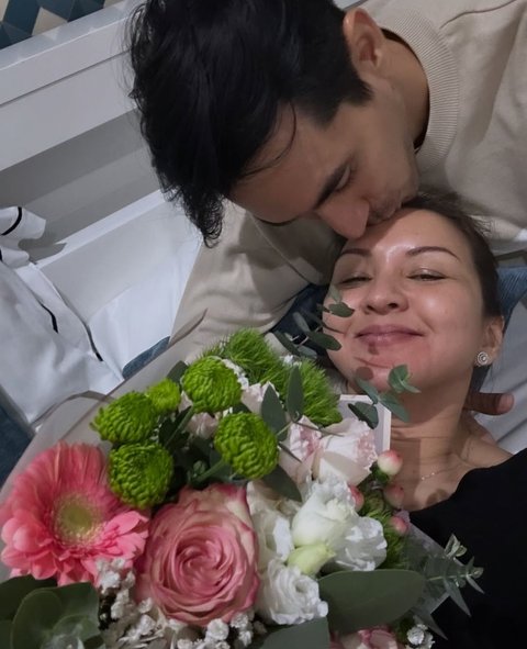 Cinta yang Bertahan 18 Tahun, Potret Manis Donna Agnesia dan Darius Sinathrya