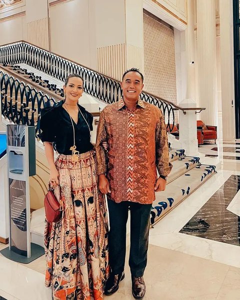 Reaksi Nagita Slavina Lihat Nia Ramadhani Tak Bisa Suwir Ayam Goreng Jadi Sorotan. foto: TikTok @ningsih.rn17