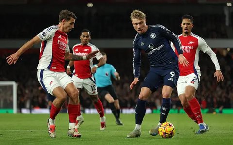 Pemain Arsenal, Gabriel Martinelli (atas) berduel udara dengan pemain Manchester United, Bruno Fernandes pada laga lanjutan Liga Inggris 2024/2025 di Emirates Stadium, London, Inggris, Kamis