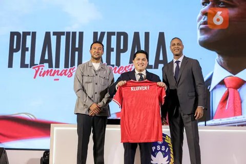 Pelatih kepala baru Timnas Indonesia, Patrick Kluivert memberikan keterangan pada acara konferensi pers mengenai perkenalan pelatih baru Timnas Indonesia di Hotel Mulia, Senayan, Jakarta, Min