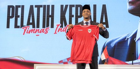 Gagah! Patrick Kluivert  Pakai Peci Hitam, Tunjukkan Jersey Timnas Indonesia Bertuliskan Namanya