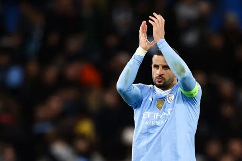 Manajer Manchester City, Pep Guardiola, memastikan Kyle Walker meminta cabut dari timnya dan ingin melanjutkan karier ke klub di luar Inggris pada bursa transfer Januari 2025. (AFP/Ben Sta
