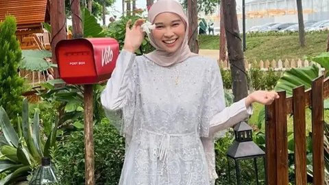 Gamis brokat dengan aksen cape satin memberikan kesan elegan dan menawan padan penampilan kamu. (Instagram/nisabahanan).