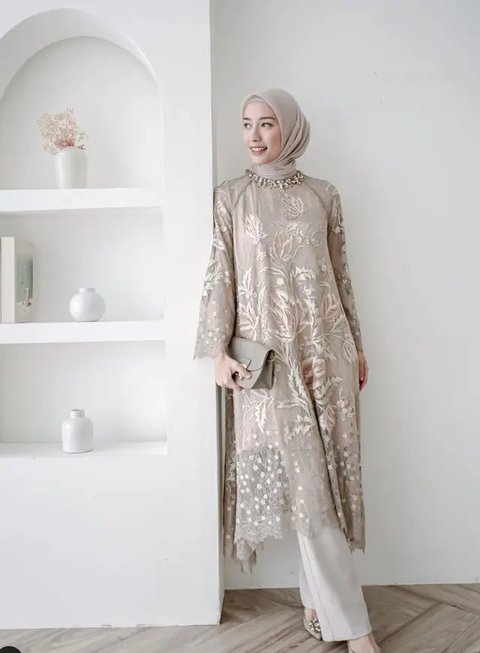 Gamis brokat dengan aksen cape satin memberikan kesan elegan dan menawan padan penampilan kamu. (Instagram/nisabahanan).