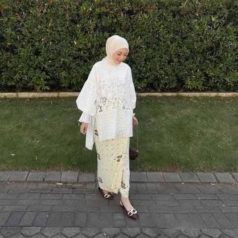 Gamis brokat dengan aksen cape satin memberikan kesan elegan dan menawan padan penampilan kamu. (Instagram/nisabahanan).