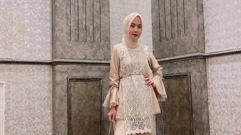 Gamis brokat dengan aksen cape satin memberikan kesan elegan dan menawan padan penampilan kamu. (Instagram/nisabahanan).