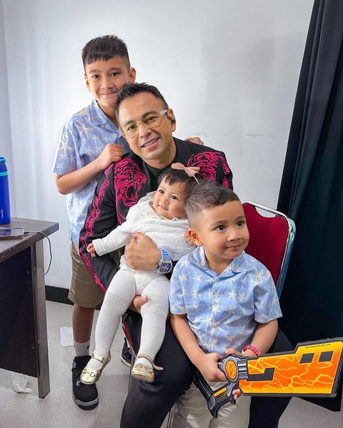 Potret Raffi Ahmad Syuting Ditemani Rafathar, Rayyanza dan Lily