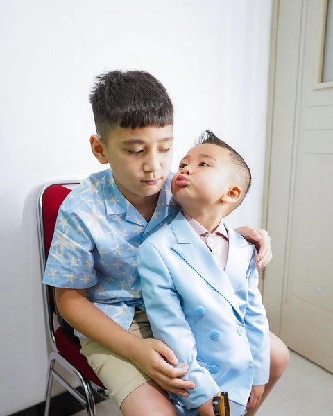Potret Raffi Ahmad Syuting Ditemani Rafathar, Rayyanza dan Lily