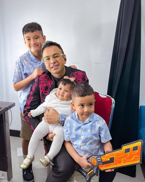 Potret Raffi Ahmad Syuting Ditemani Rafathar, Rayyanza dan Lily