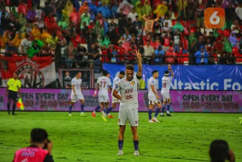 Majed Osman mendapat sambutan dari pemain Persik Kediri saat mencetak gol perdananya musim ini ke gawang Bali United pada laga pekan ke-18 BRI Liga 1 2024/2025 di Stadion Kapten I Wayan Di