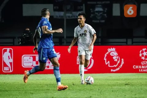 Majed Osman mendapat sambutan dari pemain Persik Kediri saat mencetak gol perdananya musim ini ke gawang Bali United pada laga pekan ke-18 BRI Liga 1 2024/2025 di Stadion Kapten I Wayan Di