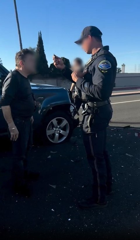 Dari video yang diunggah oleh Aurelie, terlihat seorang paruh baya sedang diinterogasi oleh polisi.&nbsp;