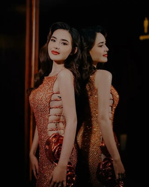 Amanda Manopi kenakan leather black dress dengan ritsleting di tengah yang pamerkan siluet body goals [@amandamanopo]