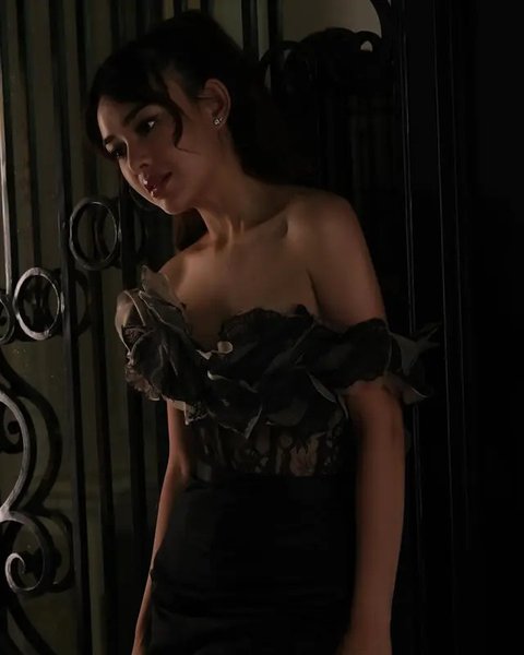 Amanda Manopi kenakan leather black dress dengan ritsleting di tengah yang pamerkan siluet body goals [@amandamanopo]