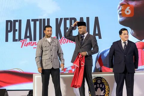 Ketua PSSI, Erick Thohir, dan pelatih anyar Timnas Indonesia, Patrick Kluivert, dalam sesi konfrensi pers di Hotel Mulia, Jakarta, Minggu (12/1/2025) sore WIB. (Bola.com/Bagaskara Laz