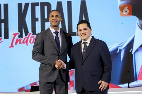 Ketua PSSI, Erick Thohir, dan pelatih anyar Timnas Indonesia, Patrick Kluivert, dalam sesi konfrensi pers di Hotel Mulia, Jakarta, Minggu (12/1/2025) sore WIB. (Bola.com/Bagaskara Laz