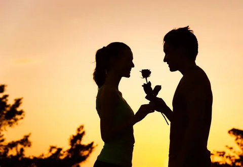 Pasangan berselfie di sepanjang bekas rel kereta api atau 'Tunnel of Love' dekat desa Ukraina Klevan, Rivno, (6/8). Seorang turis mengatakan jika melewati terowangan ini keinginan untuk jatuh