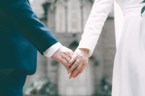 Pasangan berselfie di sepanjang bekas rel kereta api atau 'Tunnel of Love' dekat desa Ukraina Klevan, Rivno, (6/8). Seorang turis mengatakan jika melewati terowangan ini keinginan untuk jatuh