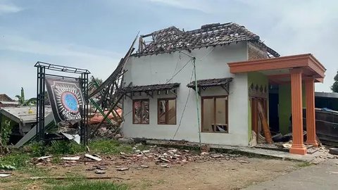 Rumah Polisi di Mojokerto Meledak pada Senin (13/1/2025) (Foto: Merdeka.com)
