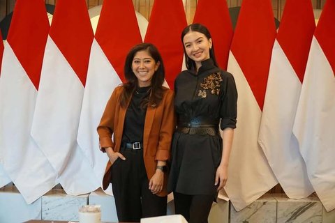 Sudah cocok jadi ibu pejabat meski saat itu belum resmi jadi staf khusus kementerian, Raline selalu tampil dewasa dan elagan di setiap kesempatan, apalagi ia pandai menempatkan diri di segala situasi.&nbsp;