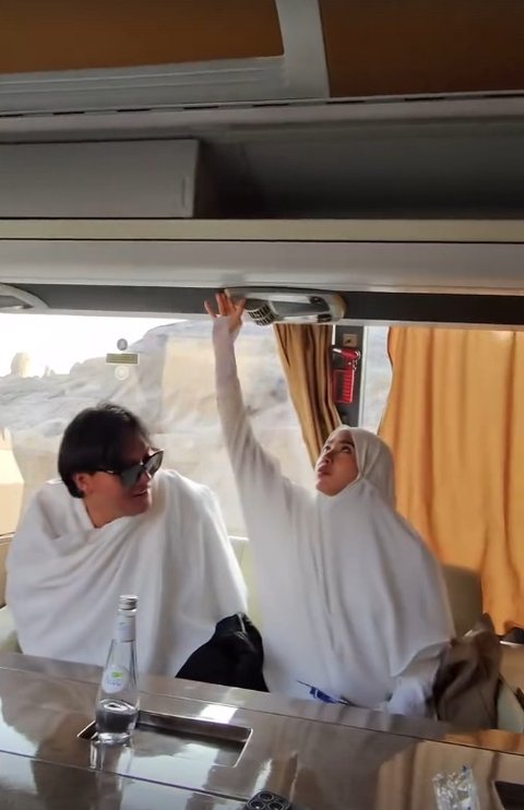 Meski dalam keadaan hamil, namun Mahalini tetap nyaman selama perjalanan. Tur yang dipakai oleh rombongan Mahalini cukup mewah dan nyaman.
