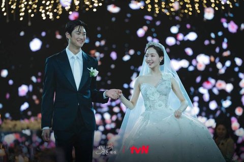 MARRY MY HUSBAND adalah drama Korea yang paling banyak ditonton selama 2024, mengisahkan Kang Ji-won, seorang wanita malang yang mengidap kanker, lalu dikhianati suami dan sahabatnya. Ji-won dibunuh oleh suaminya dan tiba-tiba terbangun 10 tahun di masa lalu. Kesempatan kedua ini ia manfaatkan untuk balas dendam sekaligus mencegah pernikahannya dengan sang suami. Drama ini dibintangi oleh Park Min Young, Na In Woo, dan Lee Yi Kyung, dengan total 16 episode di Prime Video.