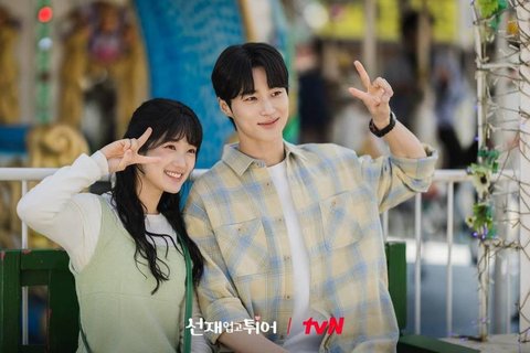 Menghadirkan kisah unik perjalanan waktu, drama LOVELY RUNNER adalah drama Korea yang paling banyak ditonton selama 2024, menceritakan Im Sol, seorang fangirl setia yang kembali ke masa lalu untuk menyelamatkan idolanya, Ryu Sun-jae, dari nasib tragis. Dalam upayanya mengubah takdir, Sol menemukan cinta, persahabatan, dan makna pengorbanan. Drama ini diperankan oleh Byeon Woo Seok, Kim Hye Yoon, dan Song Geon Hee dengan 16 episode yang dapat disaksikan di Vidio, VIU, dan VIKI.
