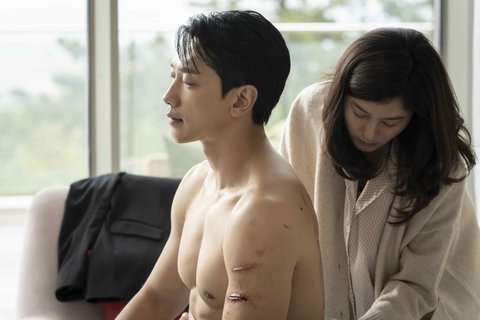 Mengangkat tema misteri keluarga, drama RED SWAN adalah drama Korea yang paling banyak ditonton selama 2024. Drama ini mengikuti O Wan Su, mantan pemain golf yang kini menjadi ketua yayasan amal, dan Seo Do Yun, seorang pengawal dengan niat tersembunyi. Bersama, mereka mengungkap rahasia gelap keluarga Hwain yang mengubah kehidupan Wan Su. Dibintangi oleh Rain, Kim Ha Neul, dan Jung Gyu Woon, drama ini terdiri dari 10 episode di Disney+ Hotstar.