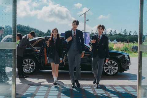 HIERARCHY menjadi salah satu drama Korea yang paling banyak ditonton selama 2024 dengan cerita yang penuh intrik di SMA elit. Lima siswa dari berbagai latar belakang bersaing keras untuk mencapai puncak hierarki sekolah. Drama ini menggambarkan ambisi, persahabatan, dan tekanan sosial dalam kehidupan remaja. Dibintangi oleh Roh Jeong Eui, Lee Chae Min, dan Kim Jae Won, drama ini terdiri dari 7 episode di Netflix.<br />Itulah beberapa drama korea yang paling banyak ditonton selama 2024 yang bisa kalian tonton. Masih banyak rekomendasi drama yang bisa KLovers ketahui lagi dengan membaca artikel KapanLagi. Karena, kalau bukan sekarang, KapanLagi?