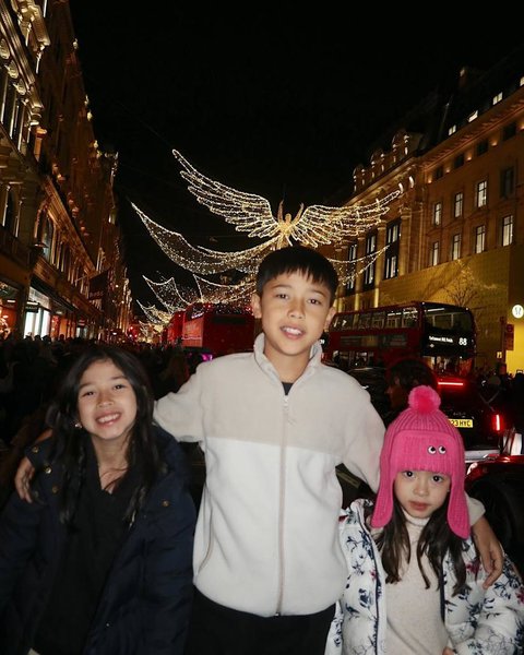 Semua anak Yasmine disebut bak warga lokal karena parasnya bule banget. Ini adalah potret dua anak Yasmine berfoto dengan saudara laki-laki saat di Inggris.