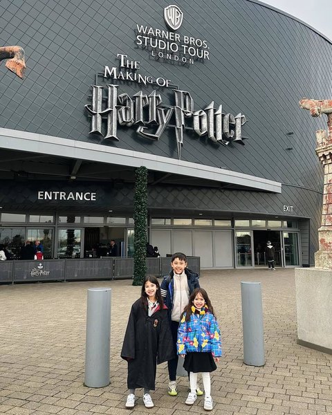 Mengunjungi studio Harry Potter di London bersama anak-anaknya, Yasmine mengaku ia mengingat masa kecilnya yang sering membaca buku dan menonton serial Harry Potter.&nbsp;