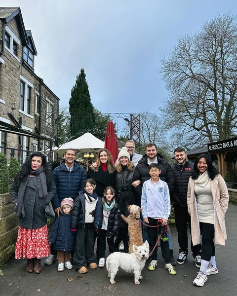 Sebelumnya, ia merayakan Natal bersama keluarga besar di Yorkshire. Yasmine menyebut keluarganya di Yorkshire punya tradisi sendiri dalam merayakan Natal dan tahun baru.&nbsp;