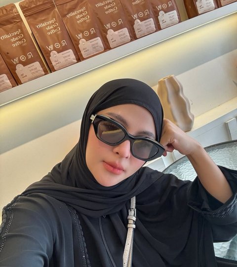 7 Potret Thya Sethya saat Pakai Hijab setelah Tinggalkan MMA, Sempat Tampil Bercadar Ketika Umroh
