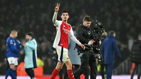 Kai Havertz menorehkan luka yang dalam pada sang mantan klub, Chelsea. Dua gol Havertz turut menenggelamkan The Blues di Stadion Emirates. (AFP/Glyn Kirk)