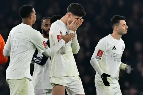 Kai Havertz menorehkan luka yang dalam pada sang mantan klub, Chelsea. Dua gol Havertz turut menenggelamkan The Blues di Stadion Emirates. (AFP/Glyn Kirk)