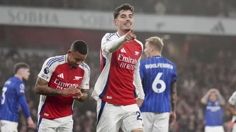 Kai Havertz menorehkan luka yang dalam pada sang mantan klub, Chelsea. Dua gol Havertz turut menenggelamkan The Blues di Stadion Emirates. (AFP/Glyn Kirk)