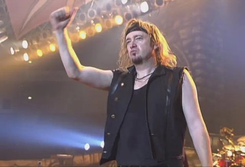Adrian Smith, gitaris Iron Maiden, saat tampil di Barcelona , Spanyol dalam tur bertema A Matter of Life and Death World Tour pada 2006 silam. (Via Wikimedia Commons/Darz Mol)