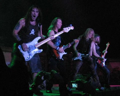 Adrian Smith, gitaris Iron Maiden, saat tampil di Barcelona , Spanyol dalam tur bertema A Matter of Life and Death World Tour pada 2006 silam. (Via Wikimedia Commons/Darz Mol)
