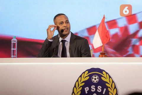 Pelatih kepala baru Timnas Indonesia, Patrick Kluivert (kanan) dan asisten pelatih baru Timnas Indonesia, Denny Lanzaat berjalan meninggalkan acara konferensi pers mengenai perkenalan pela