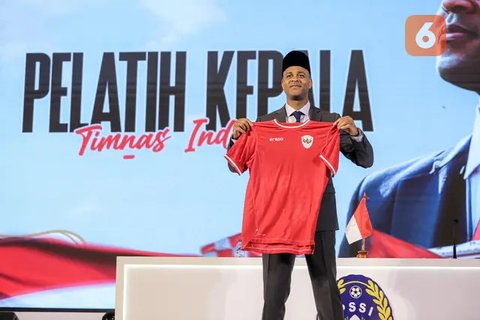Pelatih kepala baru Timnas Indonesia, Patrick Kluivert (kanan) dan asisten pelatih baru Timnas Indonesia, Denny Lanzaat berjalan meninggalkan acara konferensi pers mengenai perkenalan pela
