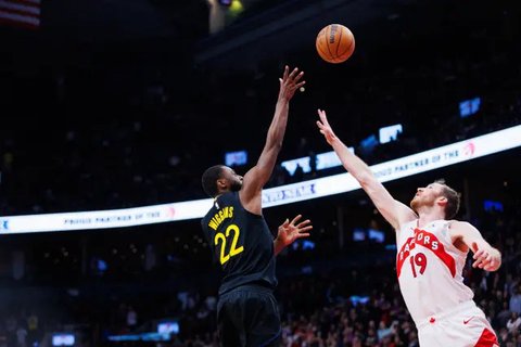 Aksi pemain Warriors Andrew Wiggins saat melawan Raptors di lanjutan NBA 2024/2025 (AFP)