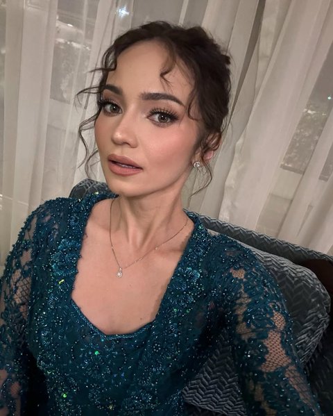 Model Kebaya Modern ala Enzy Storia, Potret Cantiknya Makin Terpancar