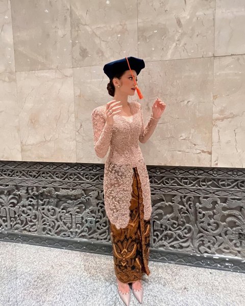 Model Kebaya Modern ala Enzy Storia, Potret Cantiknya Makin Terpancar