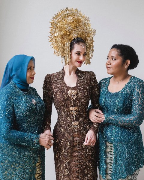 Model Kebaya Modern ala Enzy Storia, Potret Cantiknya Makin Terpancar