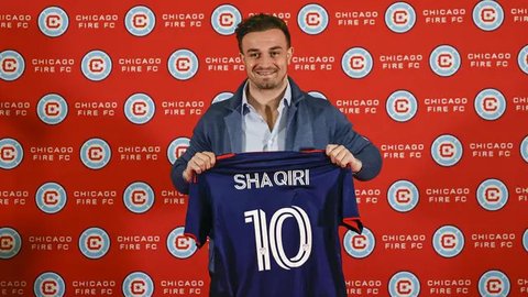 Pemain Chicago Fire Xherdan Shaqiri merayakan golnya dengan Gaston Gimenez dalam pertandingan Liga MLS melawan Inter Miami di Stadion Soldier Field, Kamis (5/10/2023) pagi W