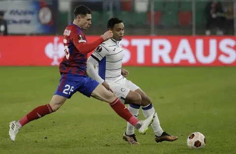 Pemain Chicago Fire Xherdan Shaqiri merayakan golnya dengan Gaston Gimenez dalam pertandingan Liga MLS melawan Inter Miami di Stadion Soldier Field, Kamis (5/10/2023) pagi W