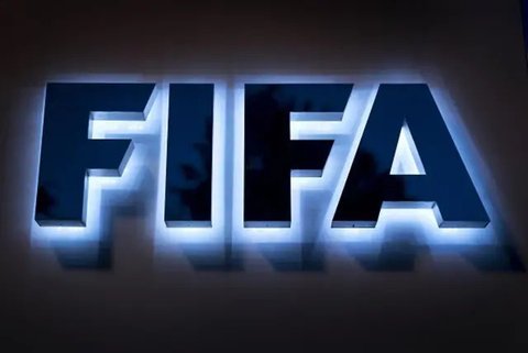 Presiden Federasi Sepak Bola Maroko, Faouzi Lakjaa (tengah) bersama Presiden Federasi Sepak Bola Spanyol Pedro Rocha (kiri) dan Presiden Federasi Sepak Bola Portugal, Fernando Gomes, ketika m