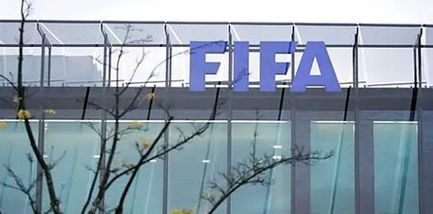 Presiden Federasi Sepak Bola Maroko, Faouzi Lakjaa (tengah) bersama Presiden Federasi Sepak Bola Spanyol Pedro Rocha (kiri) dan Presiden Federasi Sepak Bola Portugal, Fernando Gomes, ketika m