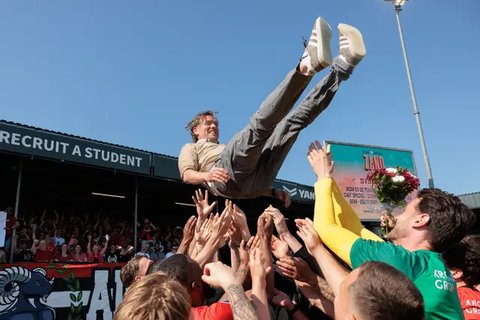 Ketika memimpin timnya bertanding di Eredivisie, Alex Pastoor menunjukkan aksinya.