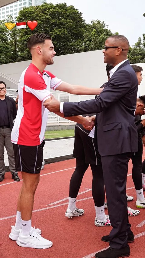 Pemain Timnas Indonesia U-20, Jens Raven (tengah) melakukan selebrasi bersama rekan-rekannya setelah mencetak gol pembuka ke gawang Timor Leste pada laga Grup F Kualifikasi Piala Asia U-20